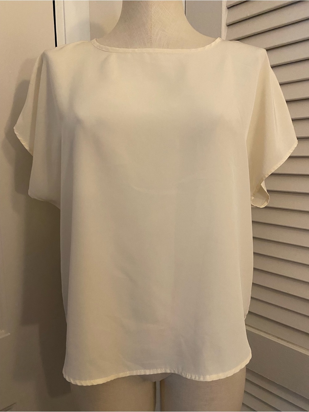 Vintage 80’s/90’s “Bentley” Women's Cream Short-Sleeve Blouse- Size Medium